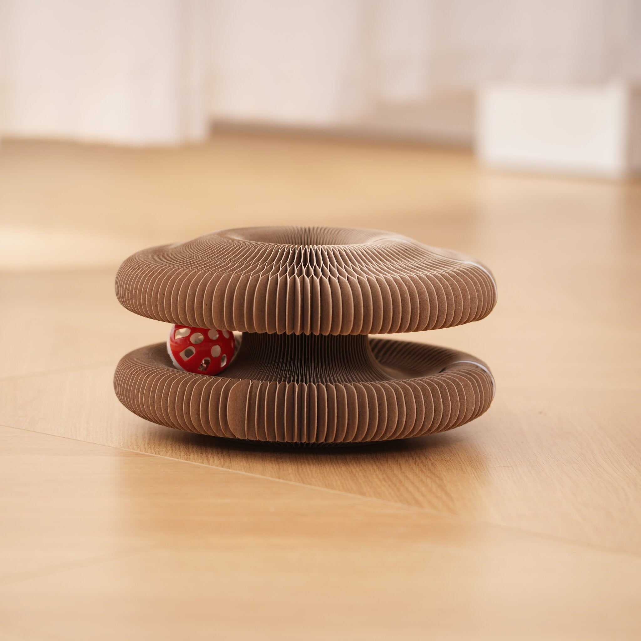 Verformbares Katzenspielzeug Magic Coil in Wellenform mit Spielball