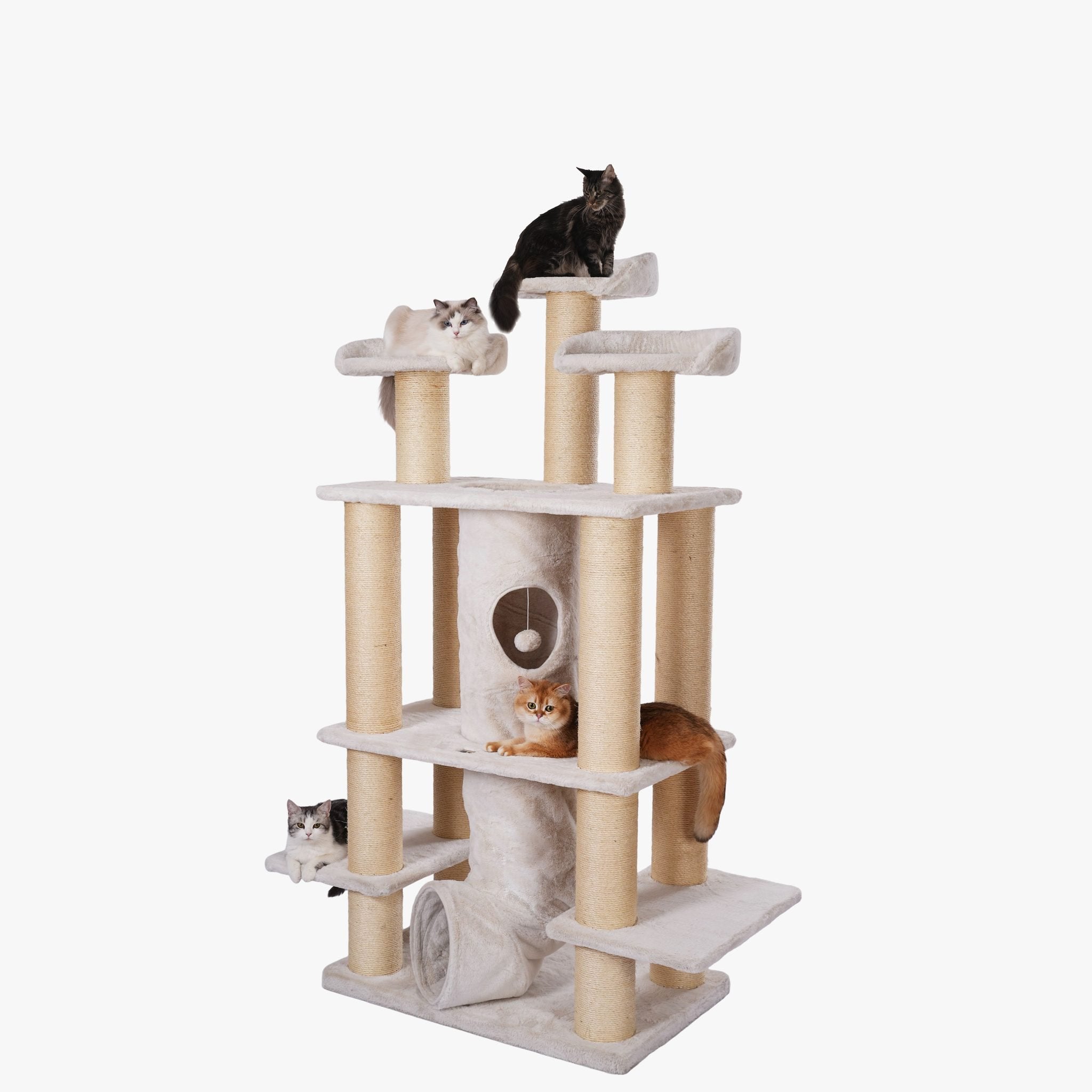 Catacomb Citadel Kratzbaum mit vier Katzen